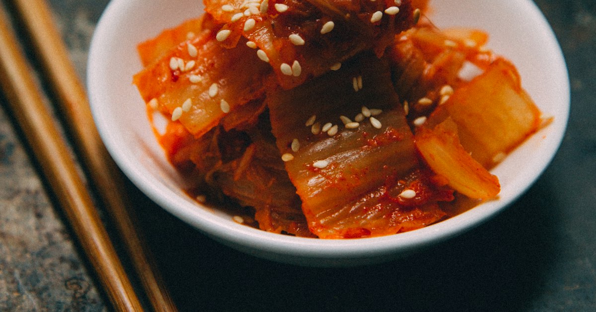식탁 위에 놓인 김치 반찬